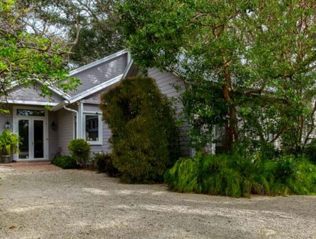 Tropical hideaway ideally located in Old Riomar