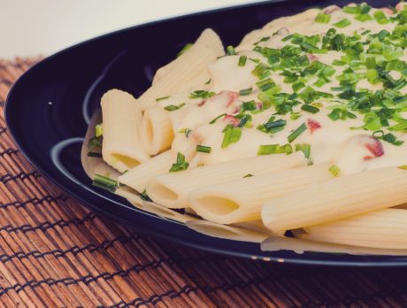Man chokes roommate in front of 7-year-old over pasta dispute – reports