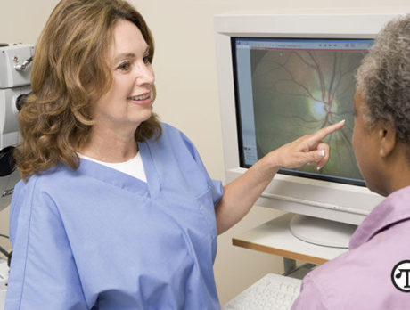 <i style='mso-bidi-font-style:normal'>Atención personas mayores:</i>
Asegúrense de que el cuidado de los ojos forme parte de su rutina de bienestar