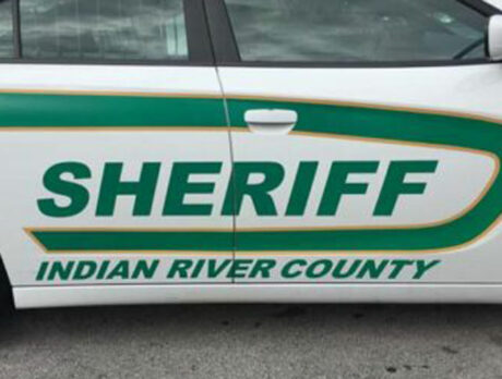 Man wielding tire iron robs Vero arcade