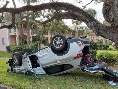 Police investigate crash in Vero