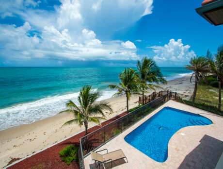 Tropical elegance close to town in Oceanridge pool home
